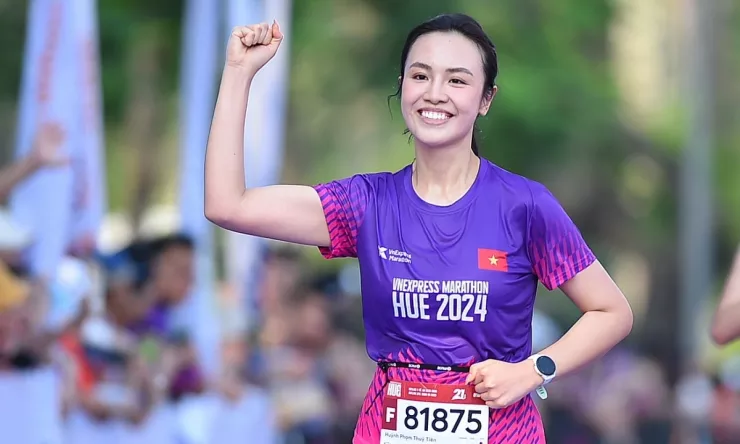 Á hậu Thủy Tiên biến đổi sắc vóc sau 10 năm - 10