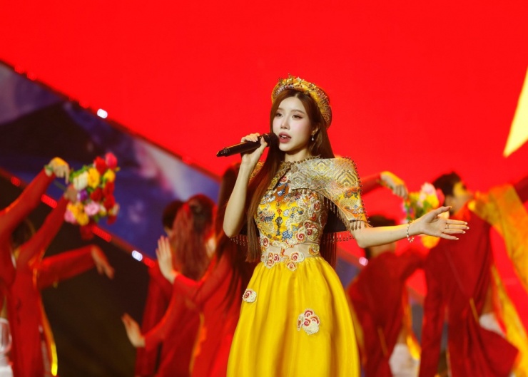 Trang Pháp diện trang phục truyền thống biểu diễn tại chương trình chào năm mới.