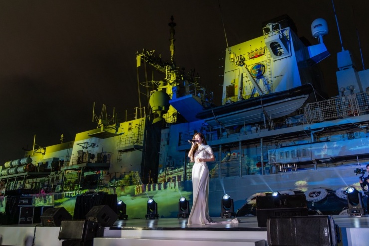 Ca sĩ trình diễn tại sự kiện đón tiếp tàu hải quân Anh HMS Richmond đến thăm TP HCM hồi tháng 9/2025.