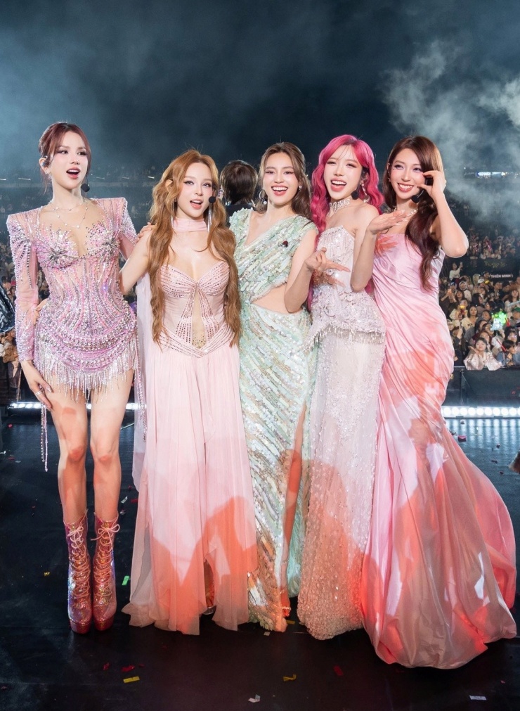 Ca sĩ còn hoạt động năng nổ trong vai trò trưởng nhóm Lunas, cùng Khổng Tú Quỳnh (phải), Diệp Lâm Anh, Huyền Baby, Ninh Dương Lan Ngọc (từ trái qua).