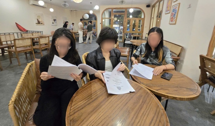 Một số học viên cung cấp tài liệu liên quan vụ việc trong buổi làm việc với phóng viên Báo Tiền Phong