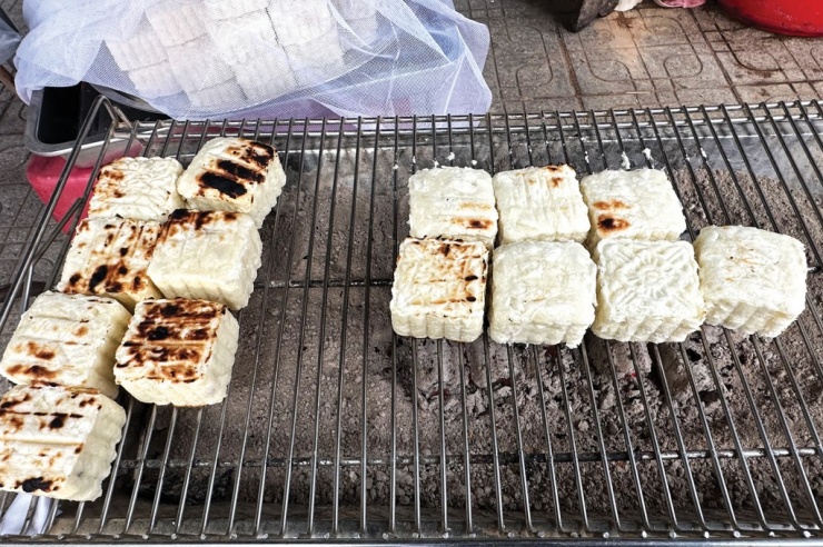 Bánh sắn nướng, hương vị lạ từ nguyên liệu quen thuộc.