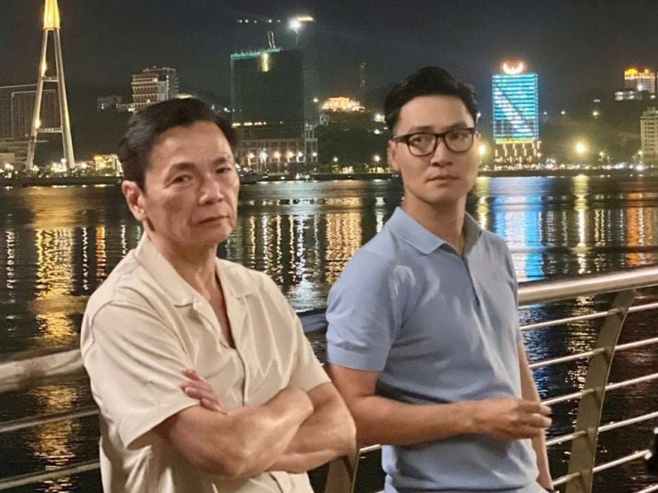 Nghệ sĩ Nhân dân Trung Anh và diễn viên Mạnh Trường trong phim "Lằn ranh". (Ảnh: FBNV)