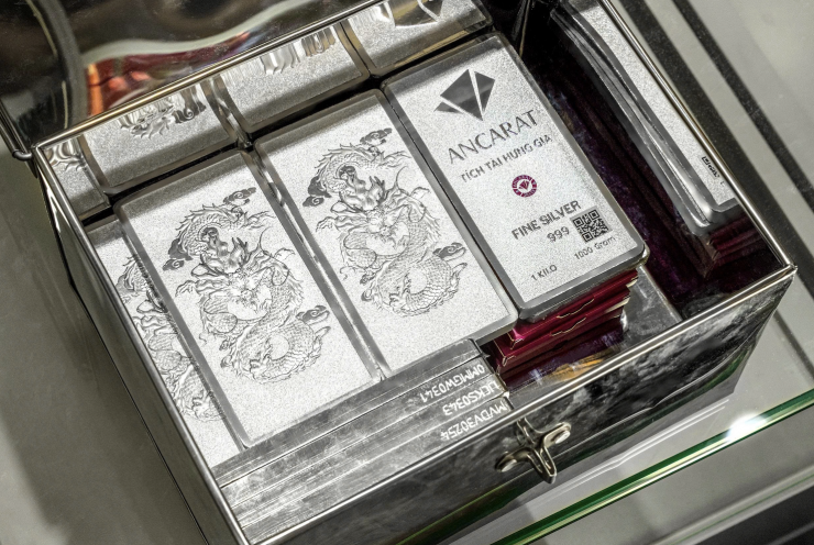 Giá bạc trong nước rung lắc dữ dội. Ảnh: Ancarat