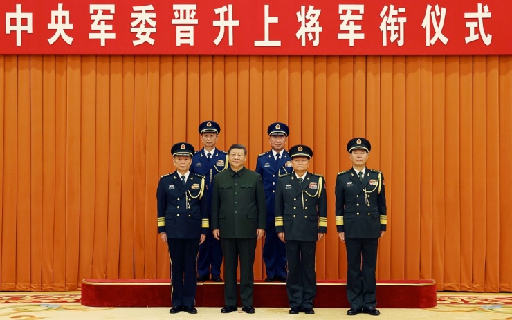 Một buổi lễ thăng hàm tướng cho các sĩ quan quân đội Trung Quốc tại lầu Bát Nhất ở thủ đô Bắc Kinh ngày 22/12/2025. Hàng 1 từ trái sang gồm: Phó Chủ tịch Quân ủy Trung ương Trương Thăng Dân, Chủ tịch Tập Cận Bình, ông Trương Hựu Hiệp và Lưu Chấn Lập. Ảnh: Báo Quân giải phóng.