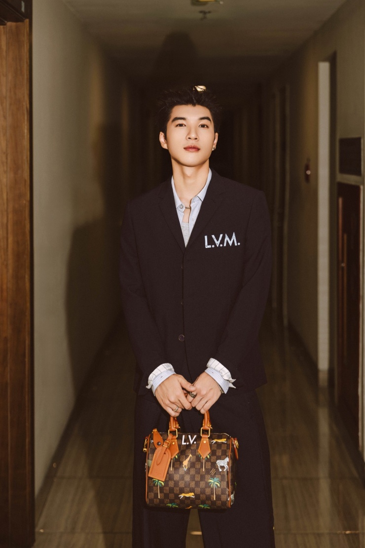 Tại lễ trao giải tối 30/12, nhiều khán giả đánh giá Hieuthuhai lịch lãm, phong thái điềm tĩnh trong set đồ của Louis Vuitton gồm sơ mi kẻ sọc, vest và quần đồng điệu, phối túi họa tiết monogram cùng thương hiệu.