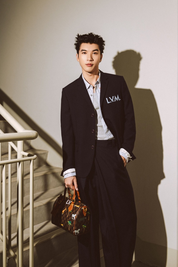 Theo thông tin từ website Louis Vuitton, tổng giá trị trang phục, phụ kiện hơn 500 triệu đồng.