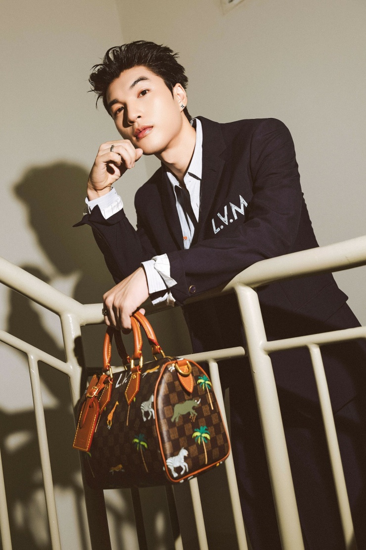 "Set đồ phù hợp, tôn vẻ lịch lãm của Hieuthuhai, chứ không nằm ở số tiền", một khán giả viết trên Fanpage Hieuthuhai, nhận nhiều sự đồng tình.