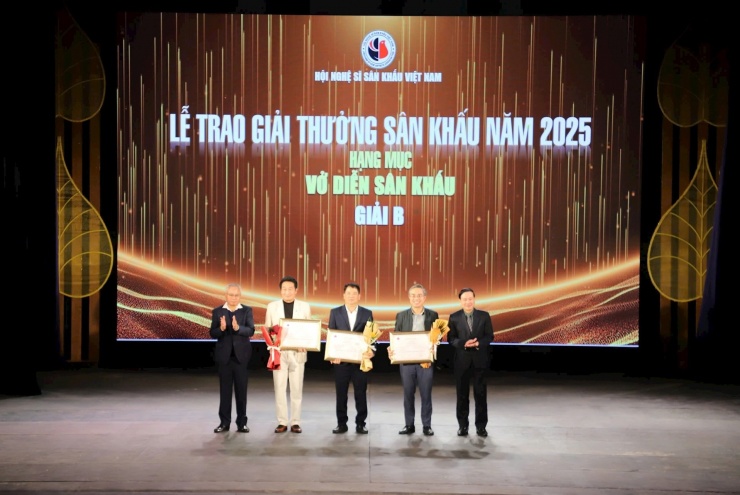 Trao giải B cho các vở diễn sân khấu. Ảnh: K.Nam