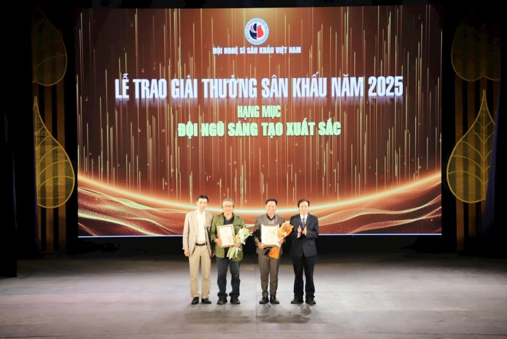 Trao giải Đội ngũ sáng tạo xuất sắc. Ảnh: K.Nam