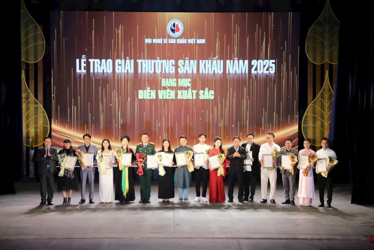 Trao giải hạng mục Diễn viên xuất sắc. Ảnh: K.Nam