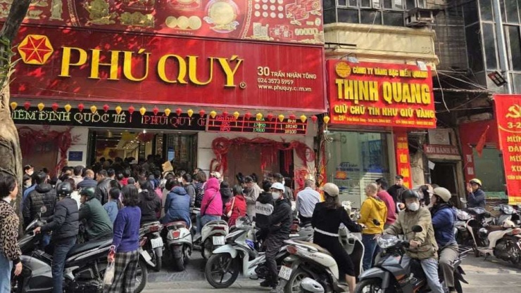 "Biển người" xếp hàng tại cửa hàng Phú Quý (Trần Nhân Tông, Hà Nội) sáng nay. Ảnh: TL.