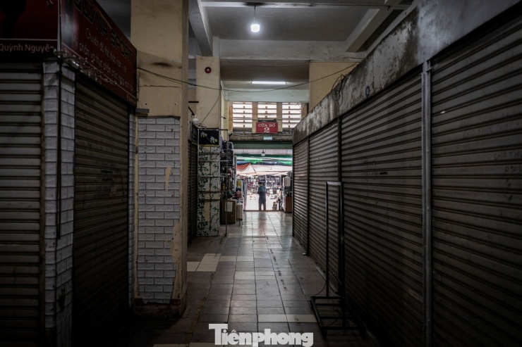 Ghi nhận của PV Tiền Phong tại chợ Togi Móng Cái trên đại lộ Hòa Bình, dù đã đến khoảng 10h nhưng chỉ vài gian hàng mở cửa. Đa số các quầy hàng đều đã đóng cửa. Phía bên trong, lác đác vài quầy bán quần áo, chăn và vật dụng sinh hoạt... mở cửa. Vài chủ hàng ngồi trong tình cảnh tuyệt vọng chờ khách và hàng hóa ế ẩm.