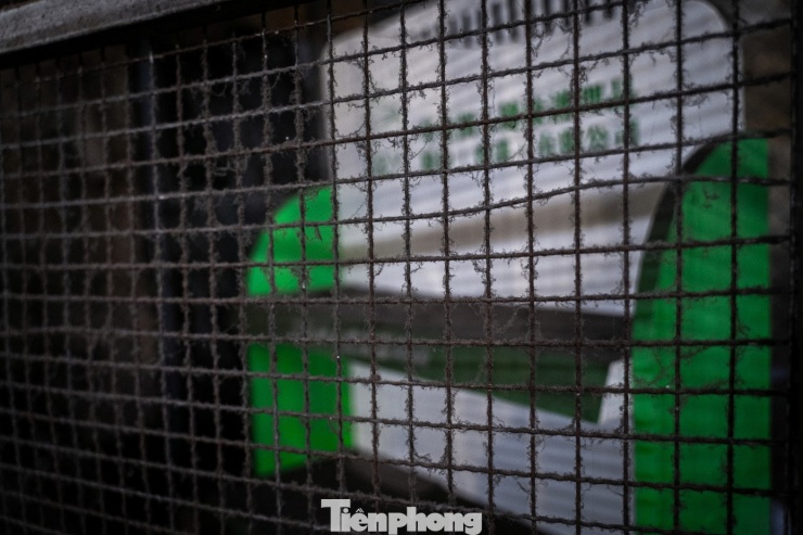 Trong khi đó toàn bộ tầng 2 của khu chợ đều đã đóng cửa, tắt đèn tối om. Bụi bặm và mùi ẩm mốc bốc lên do không có người ra vào tại khu vực này.