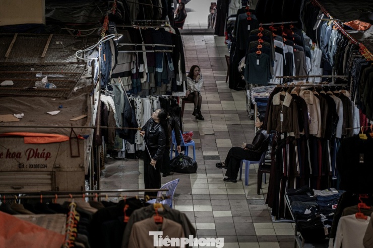 Chỉ còn khoảng 15 ngày nữa đến Tết Nguyên đán Bính Ngọ 2026, khác với vẻ sầm uất vốn có hai cặp chợ và trung tâm thương mại nằm sát cửa khẩu quốc tế Móng Cái, phường Móng Cái 1, tỉnh Quảng Ninh trong cảnh đìu hiu, vắng khách.