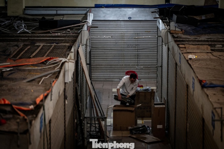 Nhiều tiểu thương gấp rút thu dọn nốt hàng hóa để trả lại mặt bằng do không đủ chi phí thuê nhân công, hàng hóa quá ế ẩm không bán được. Một tiểu thương có lốt ki-ốt nằm ngay sát cửa ra vào chợ, cho biết giá thuê ở các vị trí đẹp nằm ngay sát cửa có 2 mặt tiền khoảng 1-1,2 triệu/tháng. Các ki-ốt nằm sâu bên trong có giá khoảng 800.000/tháng, nhưng thuê nhập hàng, mở ra rồi lại không có ai đến mua. Cả ngày chỉ có vài tiểu thương rủ nhau đến mở cửa ngồi chờ rồi lại đóng cửa ra về.