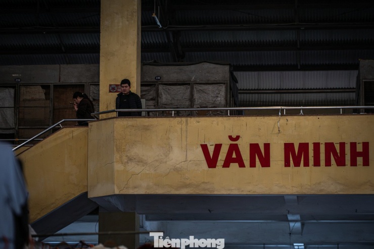 Một số tiểu thương ở đây cho biết chợ Togi trước đây rất sầm uất và tấp nập khách ra vào, đặc biệt là khách du lịch. Trước đây khách du lịch khi thăm cửa khẩu đều ghé qua chợ này mua sắm quần áo, vật dụng để mang về làm quà.