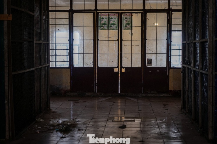 "Chúng tôi cũng biết tiểu thương tại đây rất khó khăn nhưng đây là nhu cầu của thị trường, không thể can thiệp vào được. Hiện tại Ban Quản lý chợ chỉ thu phí ki-ốt ở mức tối thiểu để chi trả các hoạt động bảo vệ, điện chiếu sáng và vận hành hệ thống phòng cháy chữa cháy còn lại gần như hỗ trợ cho bà con tiểu thương", ông Chung chia sẻ và cho biết thêm chợ Togi sẽ hết hạn sử dụng đất vào năm 2030, hiện tại chủ đầu tư đang xin gia hạn sử dụng nhưng tình hình kinh doanh khá ế ẩm và không có hiệu quả nên khả năng nhà nước sẽ thu hồi đất sau khi hết hạn.