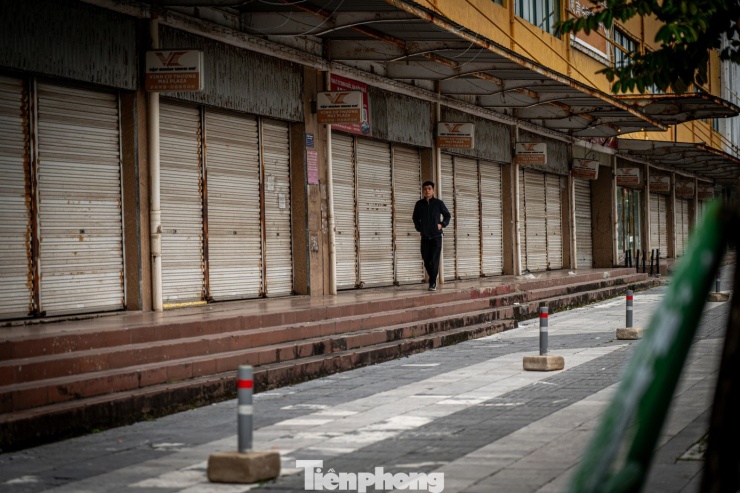 Nằm ngay sát cửa khẩu quốc tế Móng Cái, cặp tòa nhà Vinh cơ thương mại Plaza cũng trong tình trạng đóng cửa hoàn toàn.