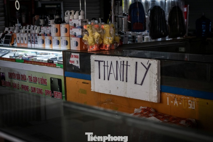 Thời điểm hiện tại, khu tầng 1 đều trong tình cảnh đóng cửa, một vài gian hàng sáng đèn nhưng không có khách lui tới nên phải treo biển thanh lý hàng.