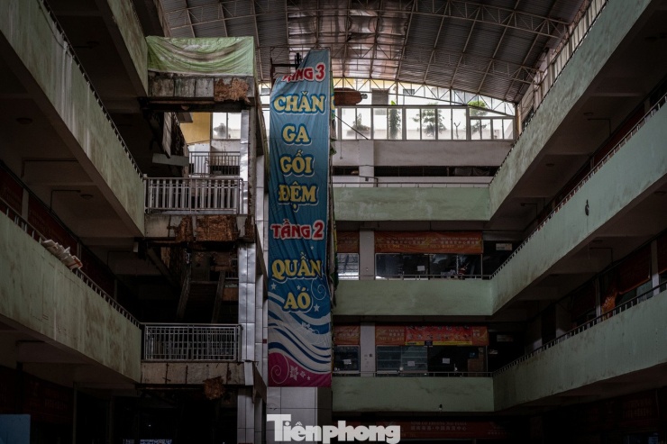 Toàn bộ các tầng trên của trung tâm thương mại đều trong tình cảnh bỏ hoang khiến cơ sở vật chất ở đây không được tu sửa đều đã xuống cấp, hư hỏng.