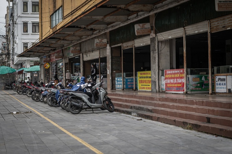Nhiều năm ròng rã, các chợ, trung tâm thương mại tại cửa khẩu vùng biên Móng Cái chịu đựng cảnh dồn ứ hàng tạm nhập tái xuất, biên mậu hiu hắt chợ chiều. Giờ đây, thủ phủ cửa khẩu sầm uất bậc nhất của cả nước này cũng đành chấp nhận một sự thật là thời hưng thịnh của giao thương hàng hóa cửa khẩu với lợi nhuận cao chóng mặt đã ở phía sau lưng. Các doanh nghiệp kinh doanh tạm nhập tái xuất lao đao, thậm chí, nhiều đơn vị đã buộc phải tạm ngừng kinh doanh, giải thể.