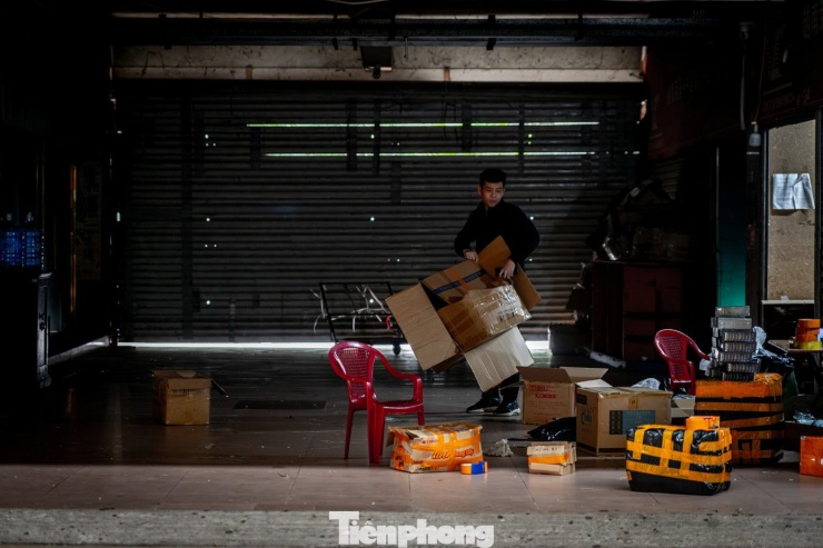 Các chủ hàng ở đây cho biết, lúc đầu ở đây sầm uất khách ra vào, các ki-ốt thuê đến 4-5 nhân viên thay nhau bán hàng và đóng hàng cho khách. "Thời điểm hiện tại chợ ế ẩm, lác đác vài người đến hỏi mua, không đủ chi phí thuê nhân viên nên chúng tôi phải cho nhân viên nghỉ hết và tự ra đây trông, đóng hàng. Nhưng chỉ mở ra cho hết ngày rồi đóng cửa vì không có khách", một số tiểu thương chia sẻ.