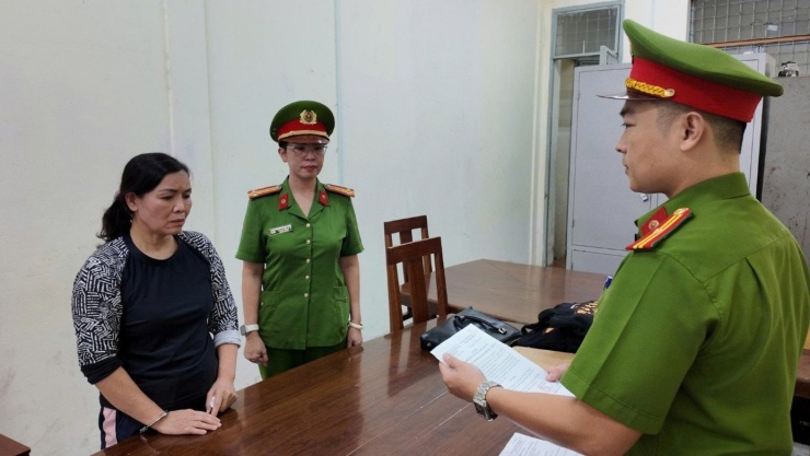 Công an thực hiện lệnh khởi tố đối với Trần Thị Thu Hà.