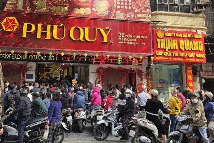 Giá vàng giảm mạnh gần 20 triệu/lượng:  " Biển người "  xếp hàng, cửa hàng  " đột ngột "  ngừng giao dịch