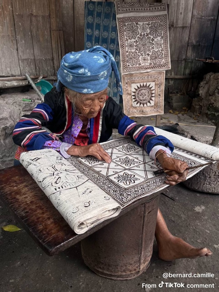 Nhiều du khách chia sẻ hình ảnh bà cụ. Nguồn: @hip_hihi_haha, @bernard.camille