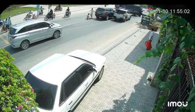 Tài xế xe bán tải dùng chân đá tài xế ô tô màu đen 7 chỗ biển số TP.HCM bất tỉnh. Ảnh: Thiên Long