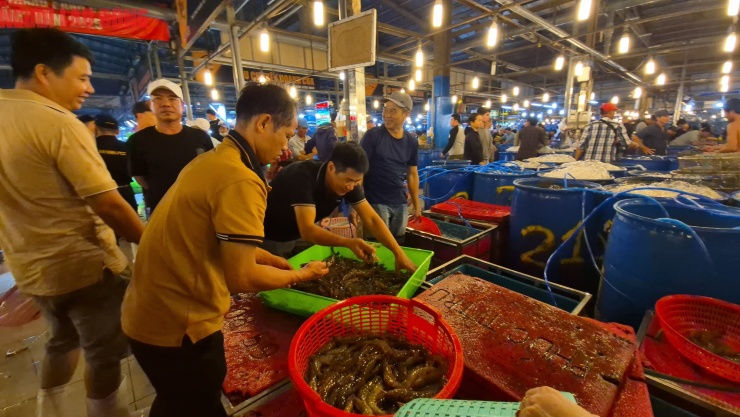 Tôm sống sục oxy tại chợ Bình Điền