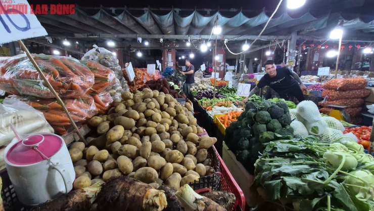 Giá hàng hóa ở chợ Hóc Môn giảm so với tuần trước, tháng trước