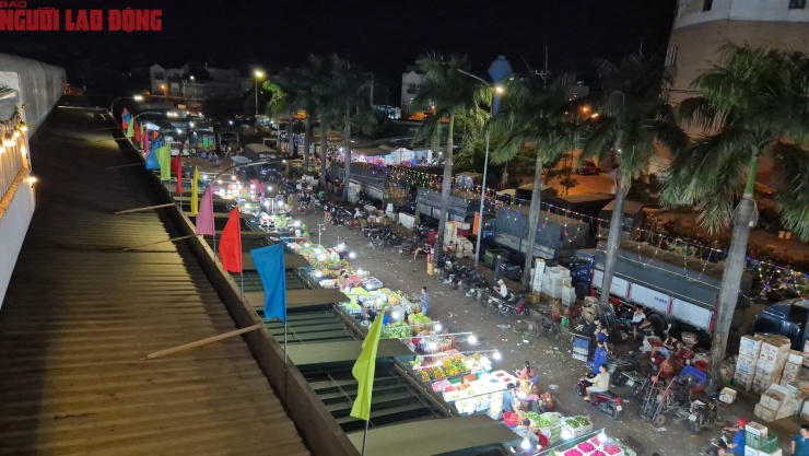 Phía ngoài chợ đầu mối Hóc Môn nhìn từ trên cao