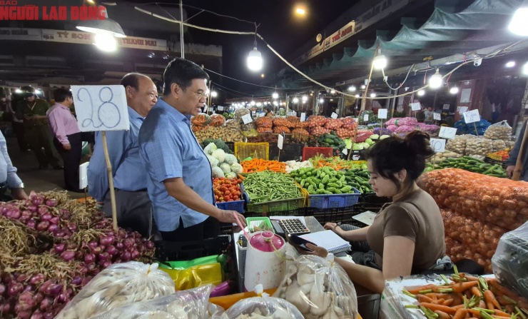 Ông Nguyễn Văn Dũng hỏi thăm thương nhân