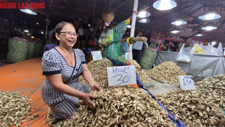 Một thương nhân bán củ kiệu Tết