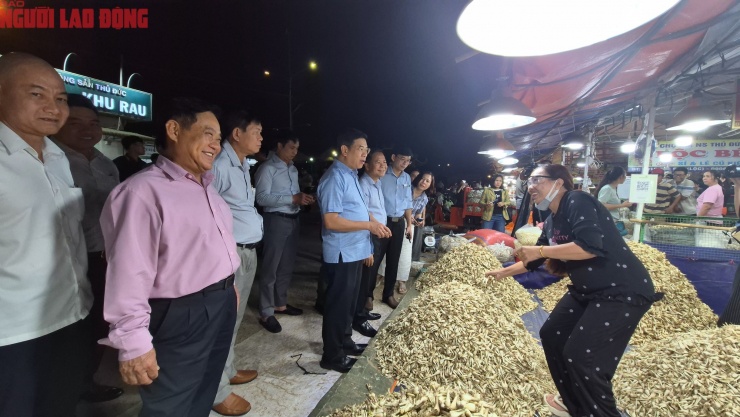 Đoàn công tác thăm khu chuyên doanh củ kiệu Tết