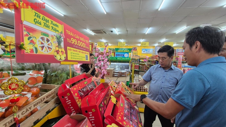 Khu trưng bày hàng mẫu cho khách hàng đặt trước trái cây của Bách Hóa Xanh