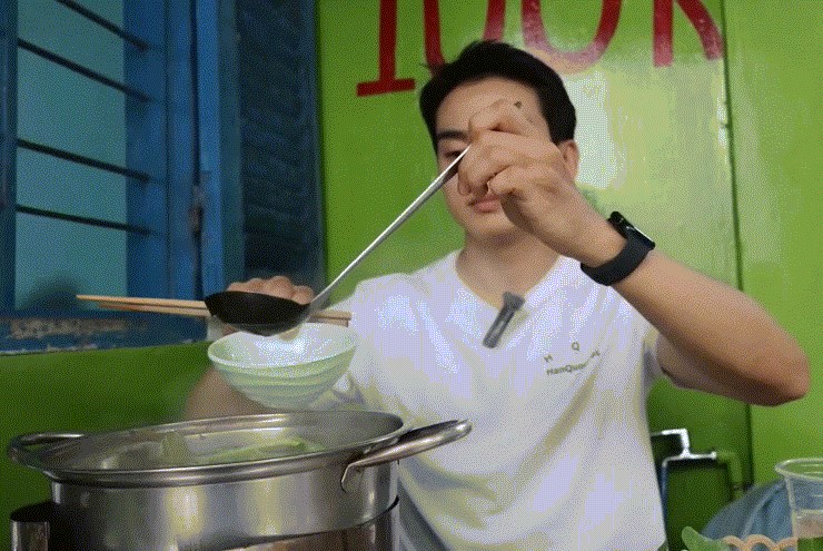 Khách Hàn vào hẻm nhỏ TPHCM, ăn lẩu đặc sản 100.000 đồng/nồi