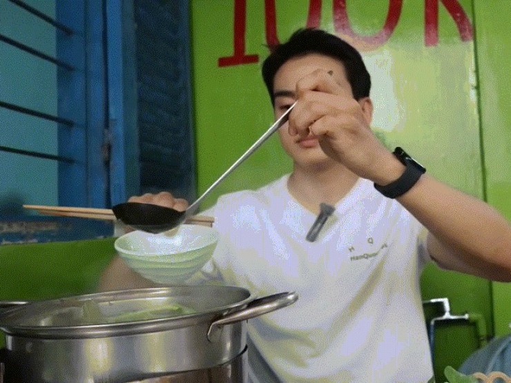 Khách Hàn vào hẻm nhỏ TPHCM, ăn lẩu đặc sản 100.000 đồng/nồi