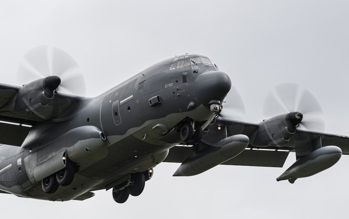 Máy bay đặc nhiệm Lockheed MC-130J Commando II của Không quân Mỹ chuẩn bị đáp xuống căn cứ không quân RAF Mildenhall vào tháng 7-2020. Ảnh: Telegraph