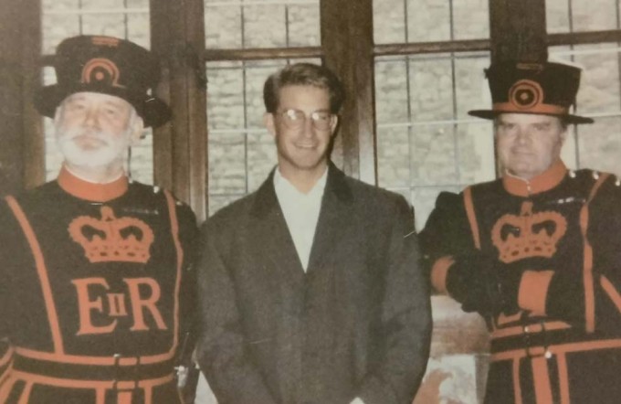 Paul chụp cùng các lính canh tháp, cũng là các "ông mai". Ảnh: CNN