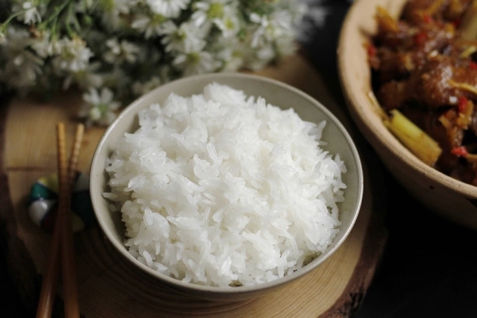 Cơm trắng ít calo, protein, chất béo và chất xơ hơn gạo lứt. Ảnh: Bùi Thủy