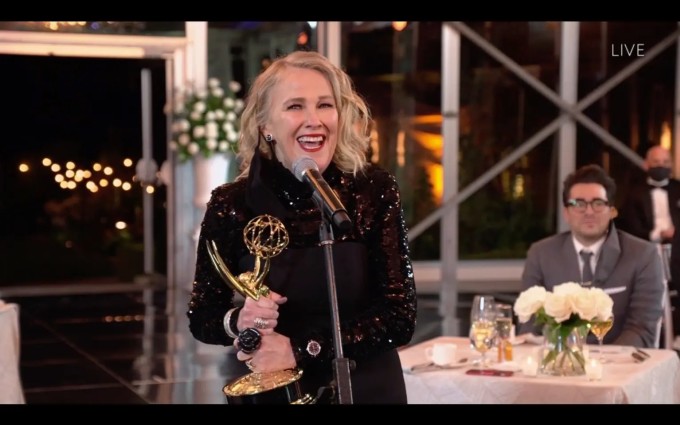 Catherine O’Hara giành giải Emmy năm 2020 với Schitt’s Creek. Ảnh: AFP