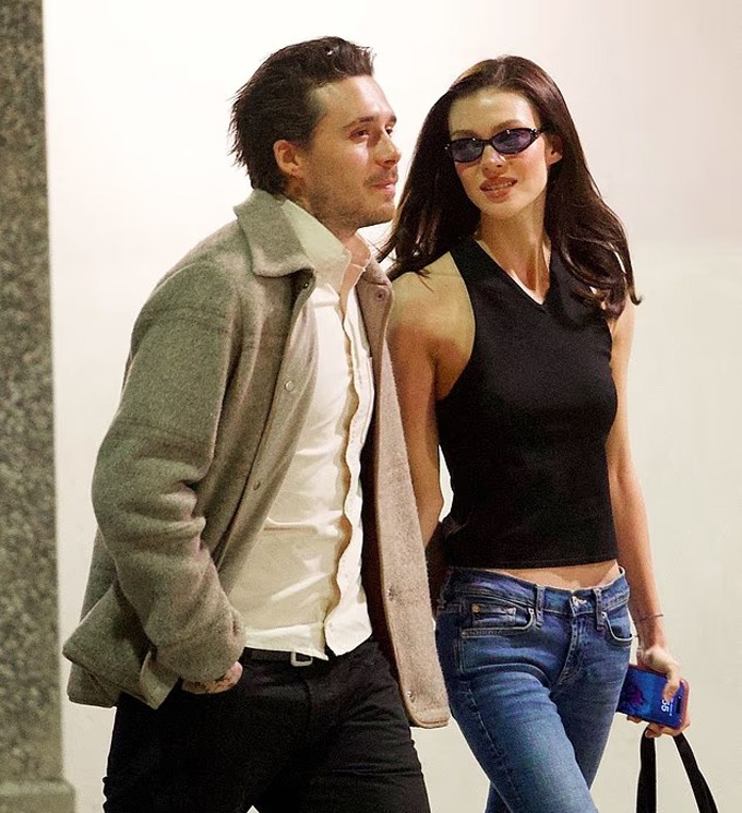 Vợ chồng Brooklyn gắn bó không rời kể từ sau khi công khai mâu thuẫn gia đình. Ảnh: Backgrid