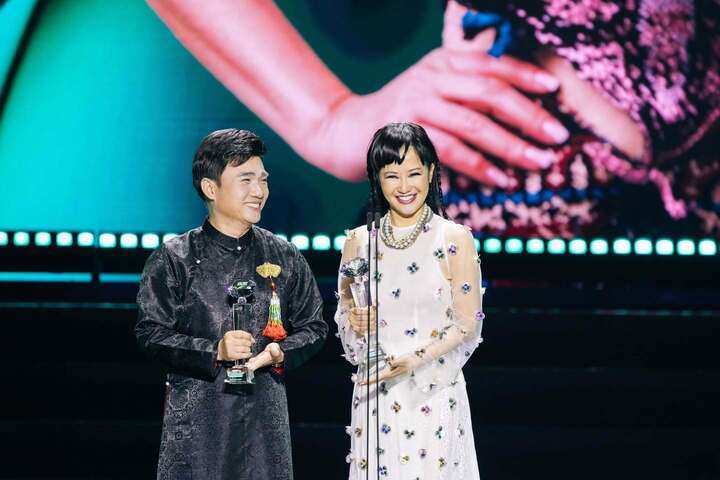 Quang Linh và Hồng Nhung nhận giải "Thành tựu Làn Sóng Xanh".