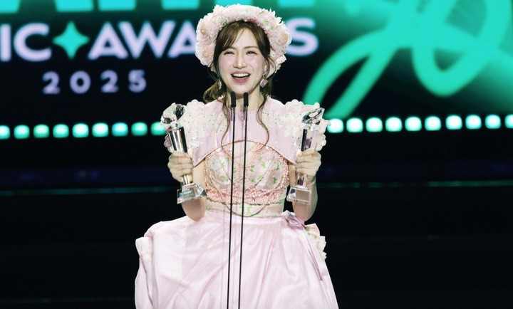 Hòa Minzy ẵm trọn 7 chiếc cúp tại Làn Sóng Xanh 2025.