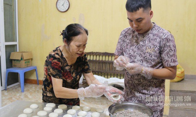 Bà Hoàng Thị Đồng, phường Tam Thanh, thành phố Lạng Sơn thực hiện các công đoạn làm bánh xì ón