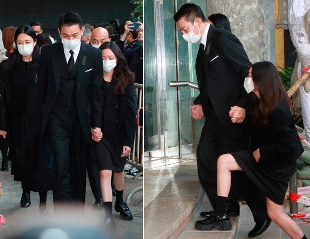 Lưu Đức Hoa nắm tay vợ và con gái Lưu Hướng Huệ ở tang lễ cha của tài tử năm 2023. Hướng Huệ năm nay 14 tuổi. Ảnh: St Headline