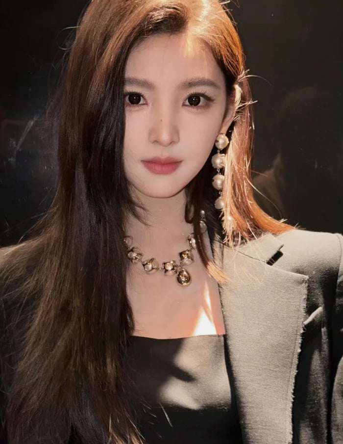 Truyền thông Trung Quốc thường ưu ái gọi cô là "nữ thần thanh xuân". IG.